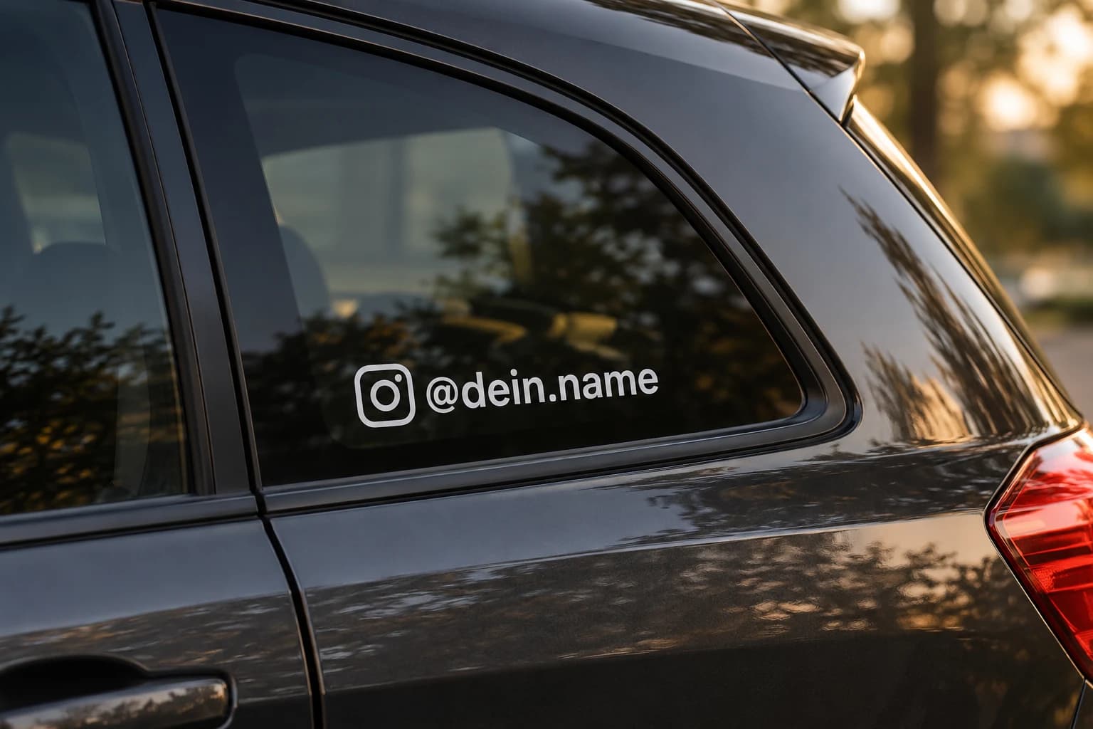 Weisser Instagram-Namensaufkleber auf der Seitenscheibe eines Fahrzeugs